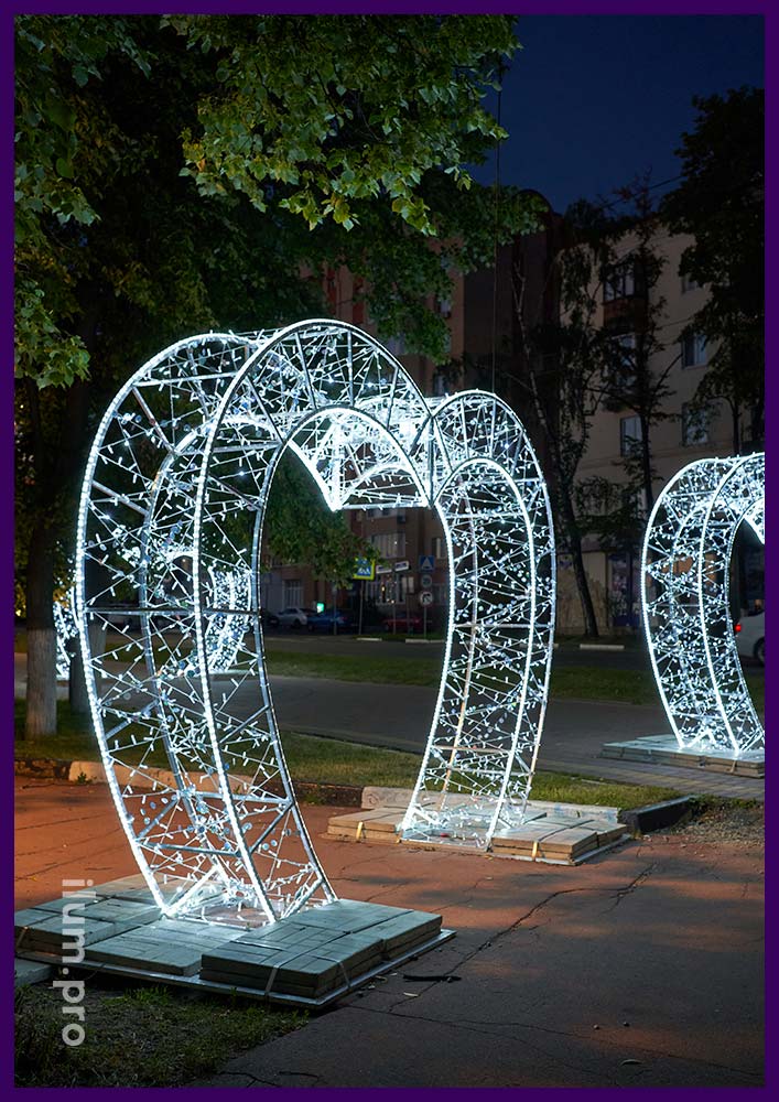 Светящиеся арки из гирлянд и нержавеющего каркаса в форме сердца шириной 4 метра