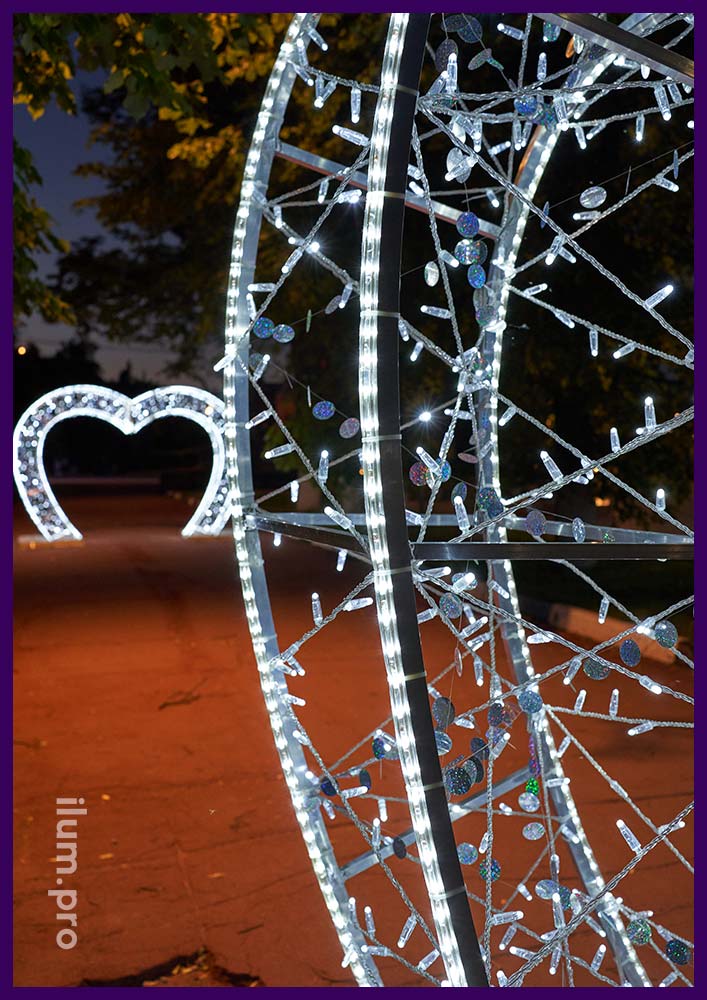 Украшение тротуаров в Раменском светящимися арками в форме сердца с гирляндами