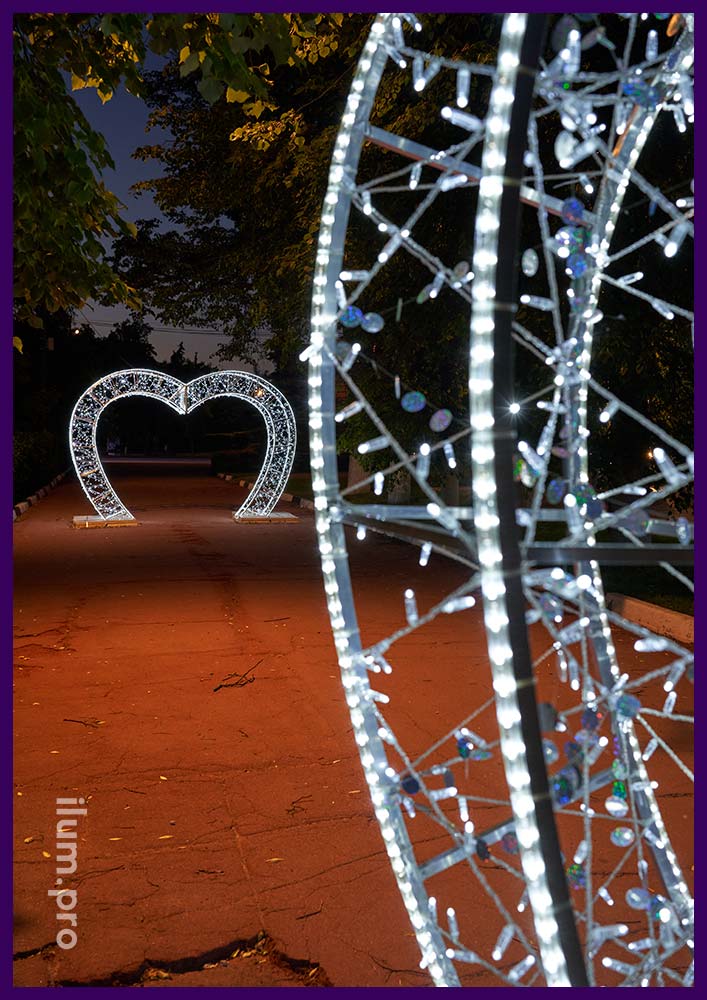 Украшение тротуара светящимися арками в форме сердец с профессиональной иллюминацией