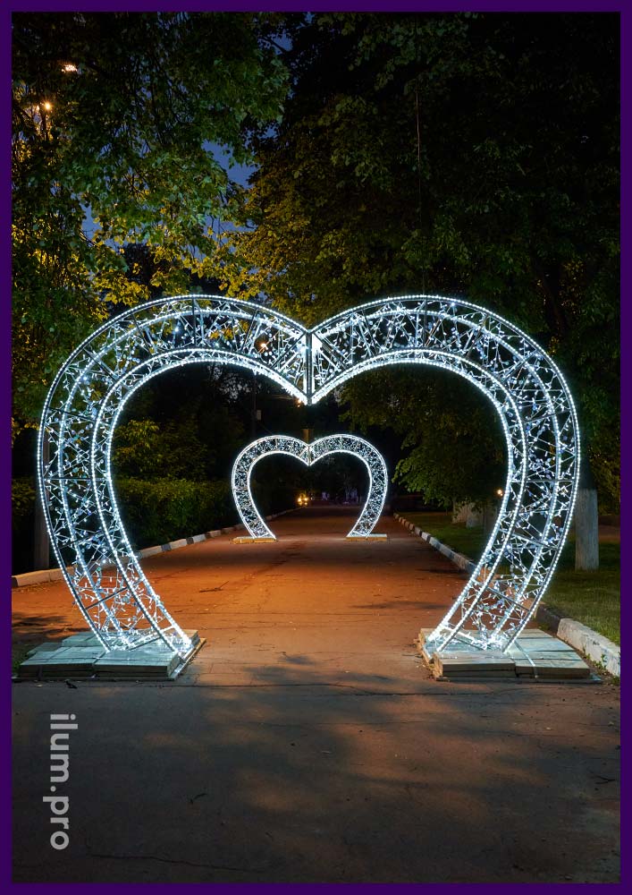 Белые светодиодные сердца с гирляндами, дюралайтом и блёстками на тротуаре в Раменском
