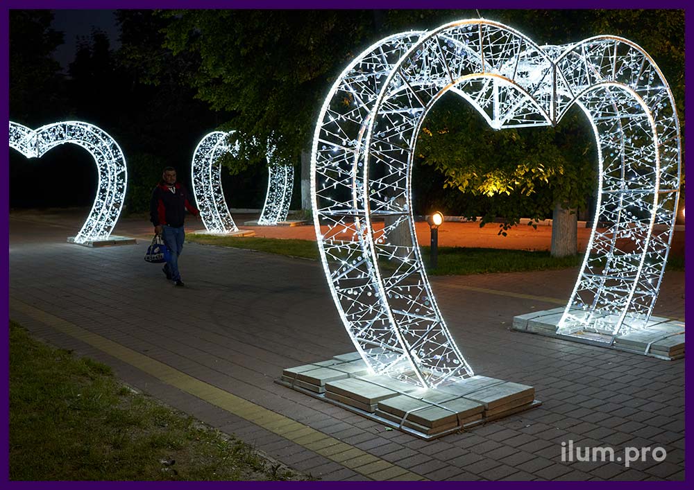 Белые арки в форме сердец из светодиодных гирлянд и дюралайта с серебристыми блёстками