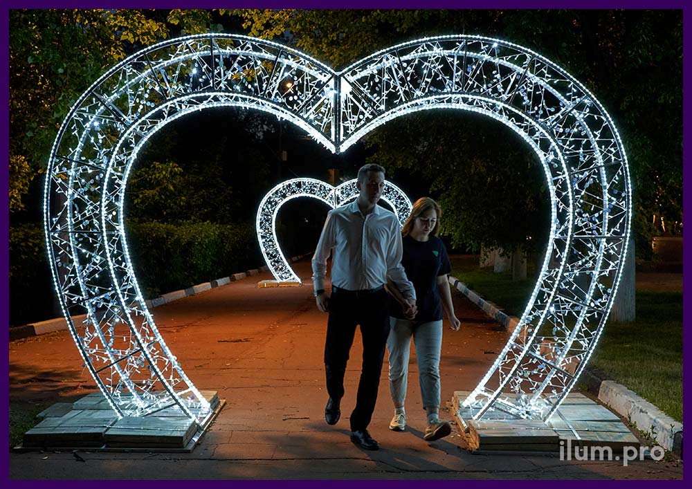 Украшение Раменского светящимися арками в форме сердца с подсветкой белыми гирляндами