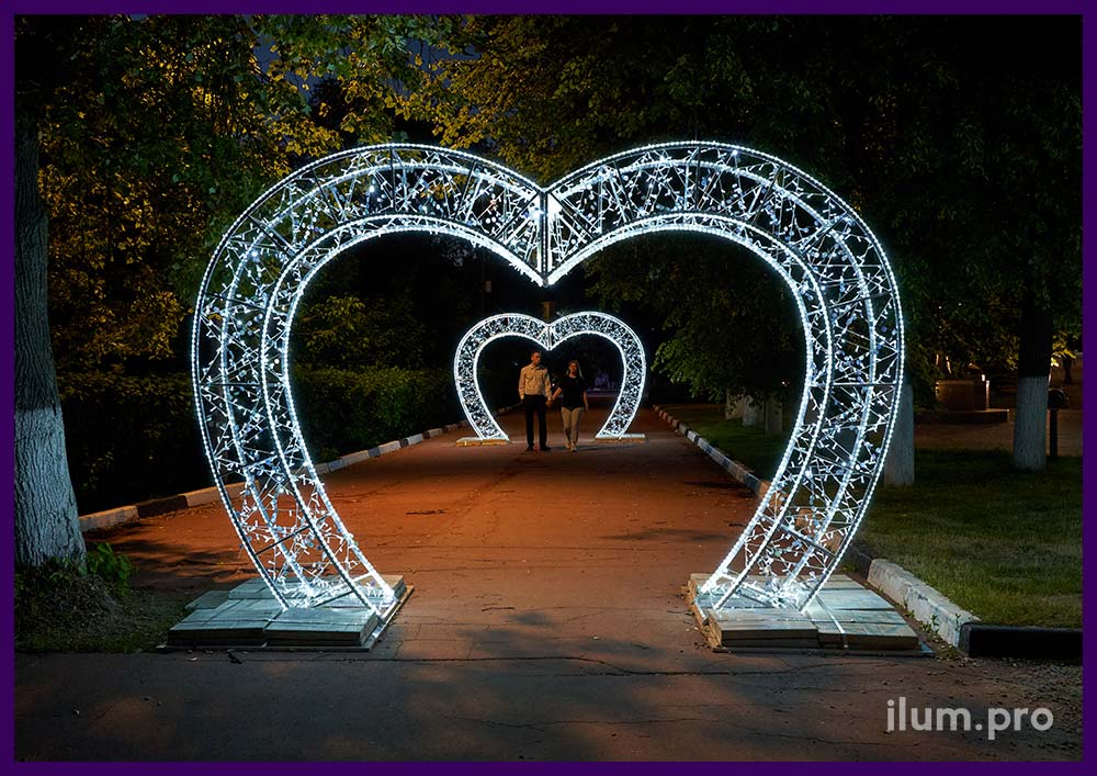Арки в форме сердец с белой иллюминацией на металлическом каркасе в Раменском
