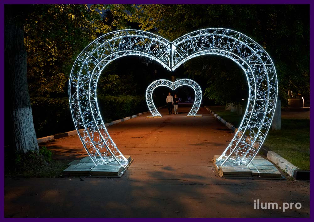 Две светодиодные арки в форме сердца с гирляндами и серебристыми блёстками