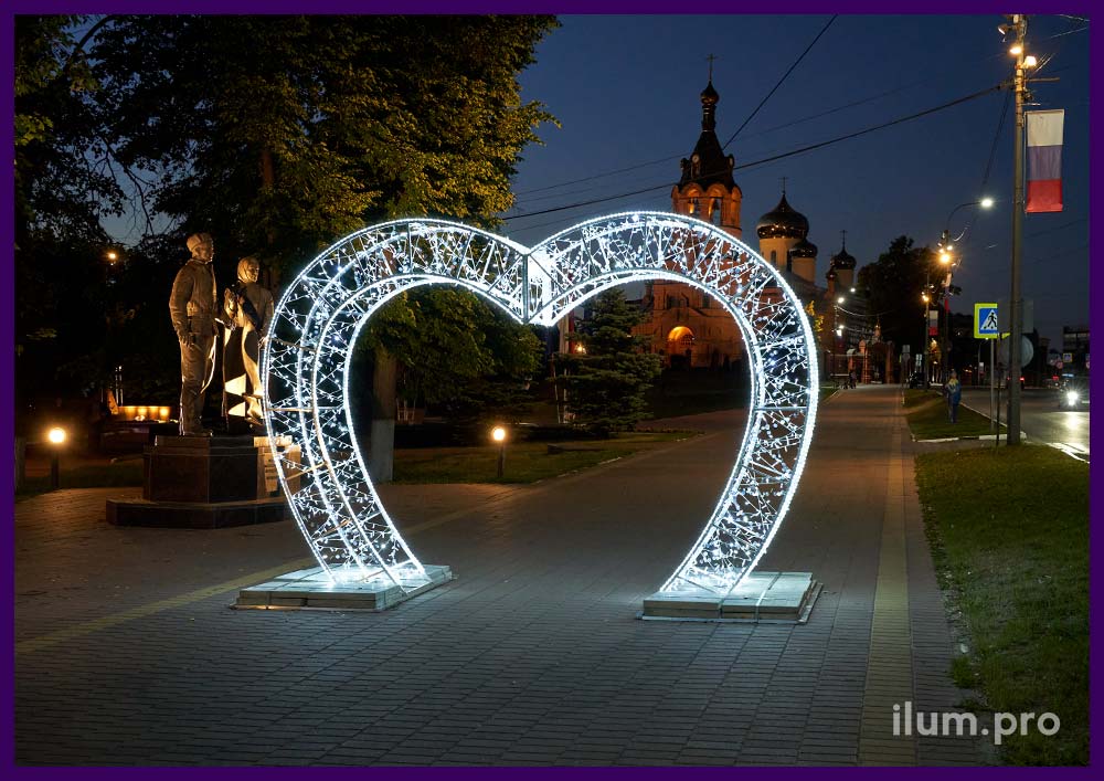 Украшение тротуара в Раменском светодиодными арками в форме сердец с гирляндами и дюралайтом