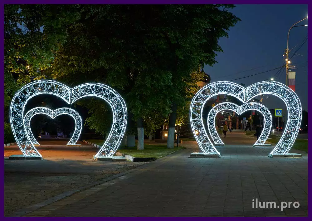 Декорации с подсветкой гирляндами в форме белых сердец в Раменском