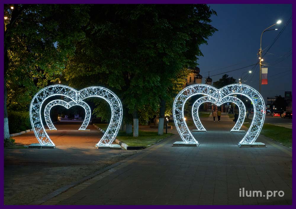 Четыре светодиодных арки в форме сердца с гирляндами и серебристыми блёстками