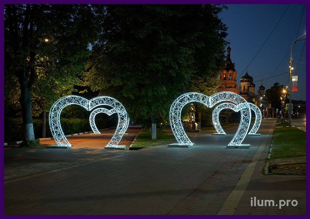 Установка на тротуаре светящихся сердец с гирляндами и дюралайтом