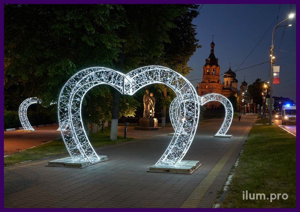 Три светодиодные арки в виде сердца для украшения тротуаров в Раменском