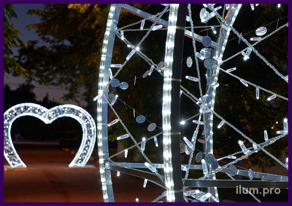 Украшение тротуара светящимся сердцем с белыми гирляндами - арки из алюминия