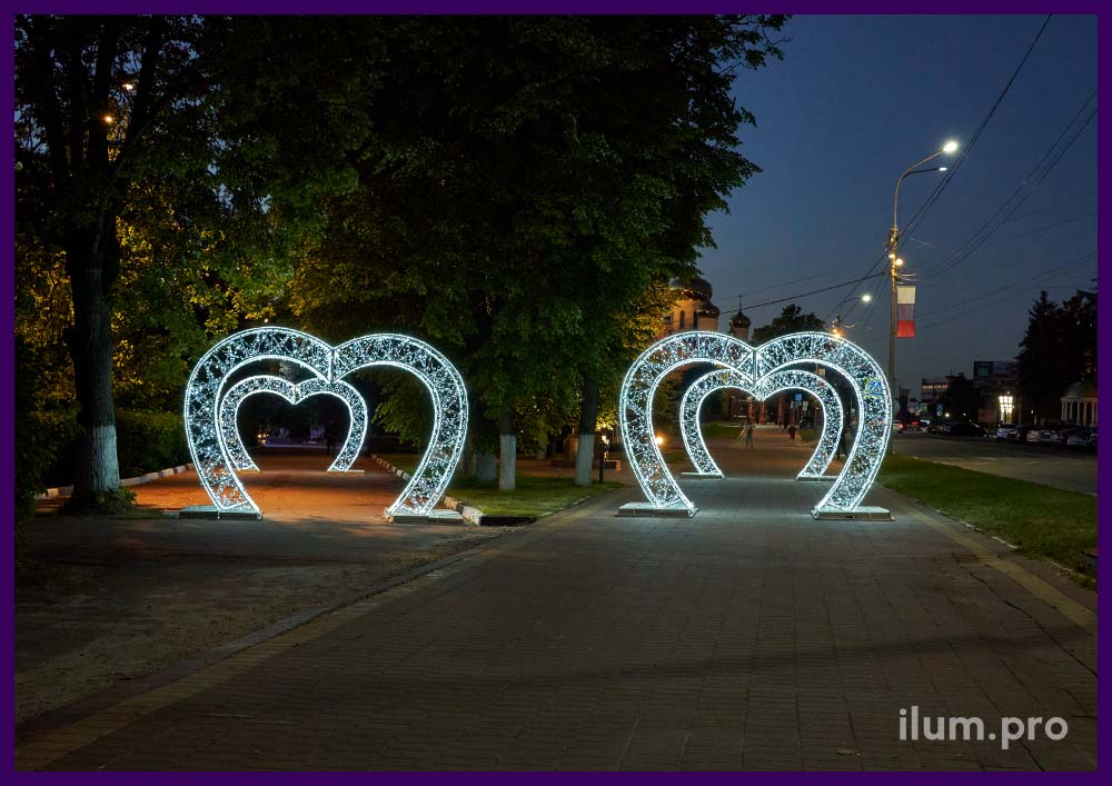 Благоустройство в Раменском, установка светящихся арок в форме сердец с гирляндами