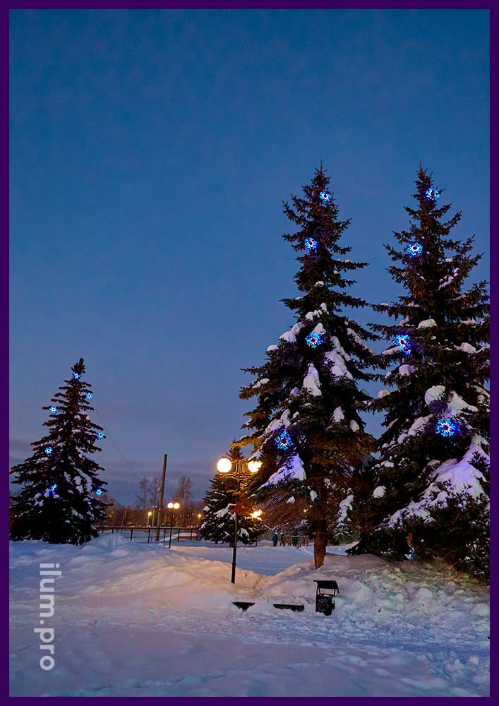 Сине-белые светодиодные снежинки для украшения живых елей на площади