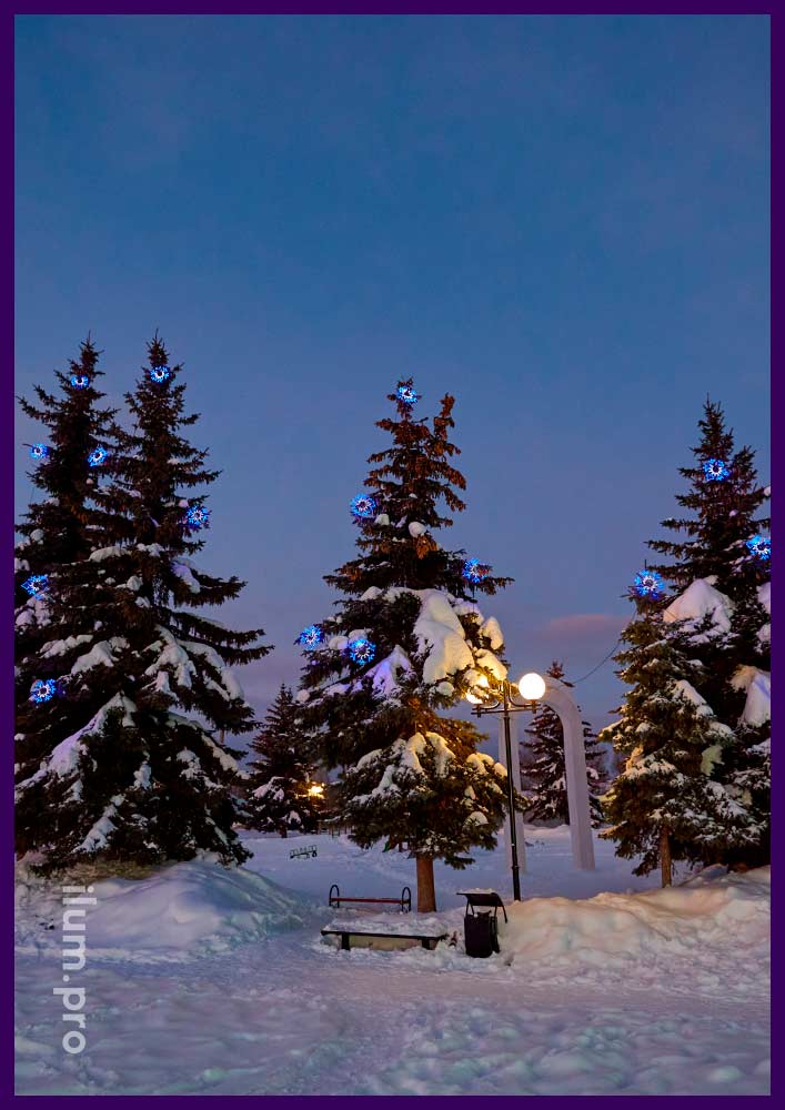 Новогодние гирлянды и снежинки для украшения уличных ёлок на праздники