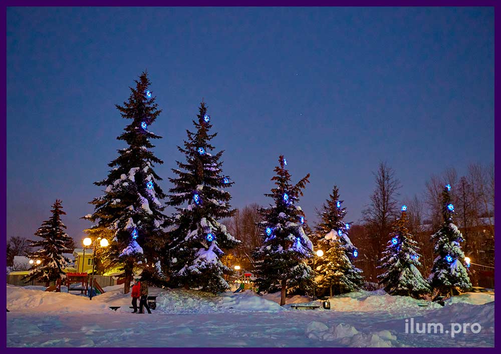 Подсветка ёлок на Новый год разноцветными снежинками из белого и синего дюралайта