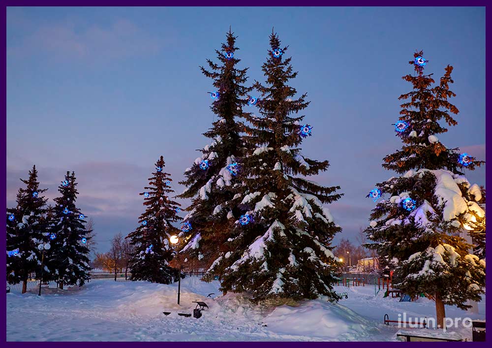 Новогоднее оформление деревьев светодиодными снежинками из белого и синего дюралайта