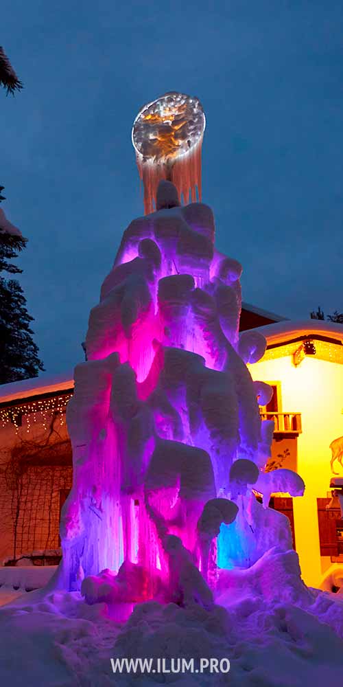 Новогодняя ёлка изо льда с подсветкой разноцветными прожекторами