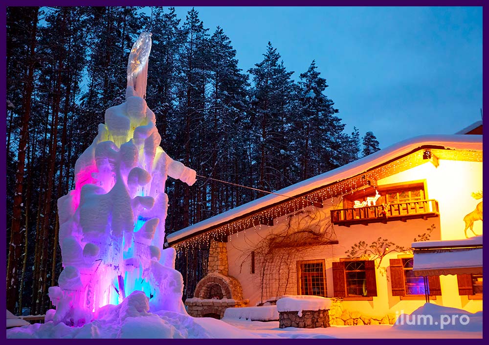Разноцветная ледяная ёлка с прожекторами - эффектное украшение парк-отеля на Новый год