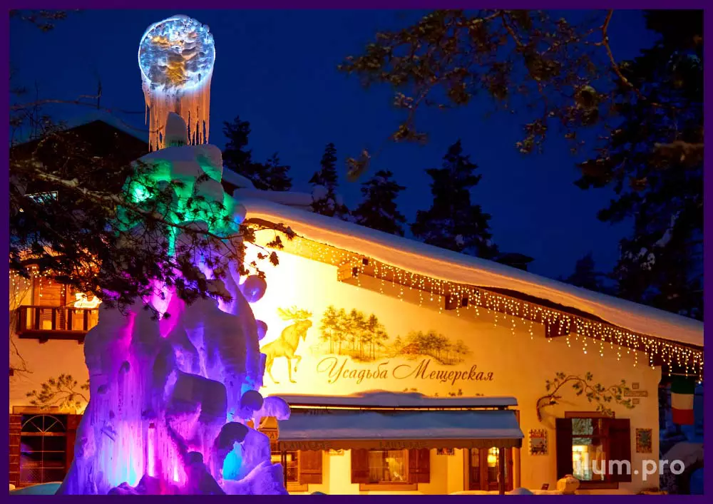 Стильная ёлка из разноцветного льда с подсветкой прожекторами на территории парк-отеля