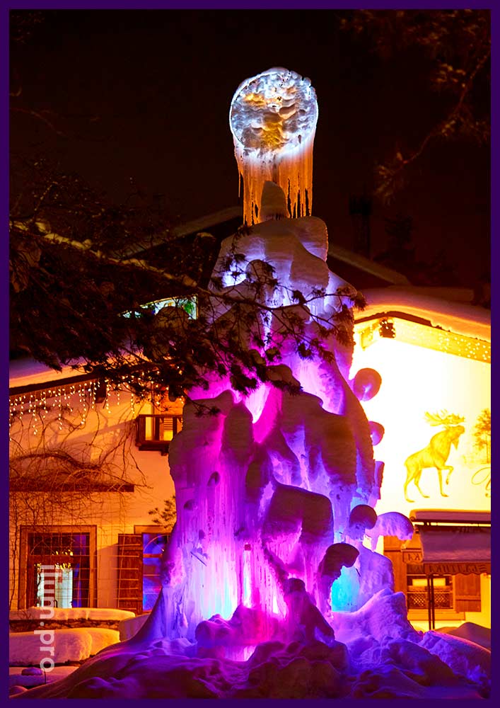 Украшение территории на Новый год необычной ёлкой изо льда с подсветкой