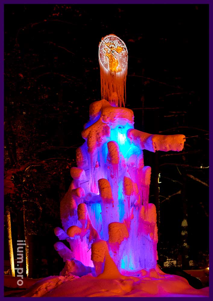 Ледяная ёлка в парк-отеле с подсветкой RGB прожекторами