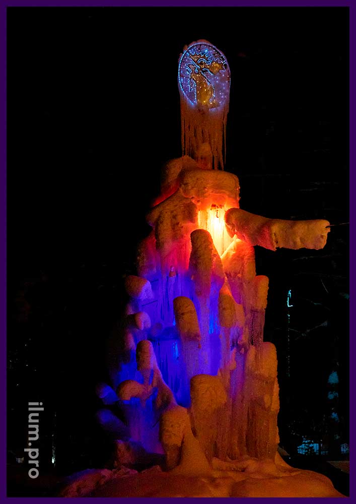 Самая необычная ёлка из разноцветного льда с подсветкой прожекторами