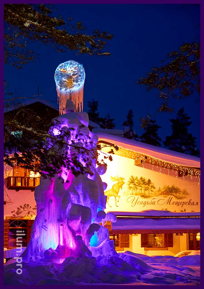 Новогодняя ёлка с подсветкой уличными RGB прожекторами и льдом