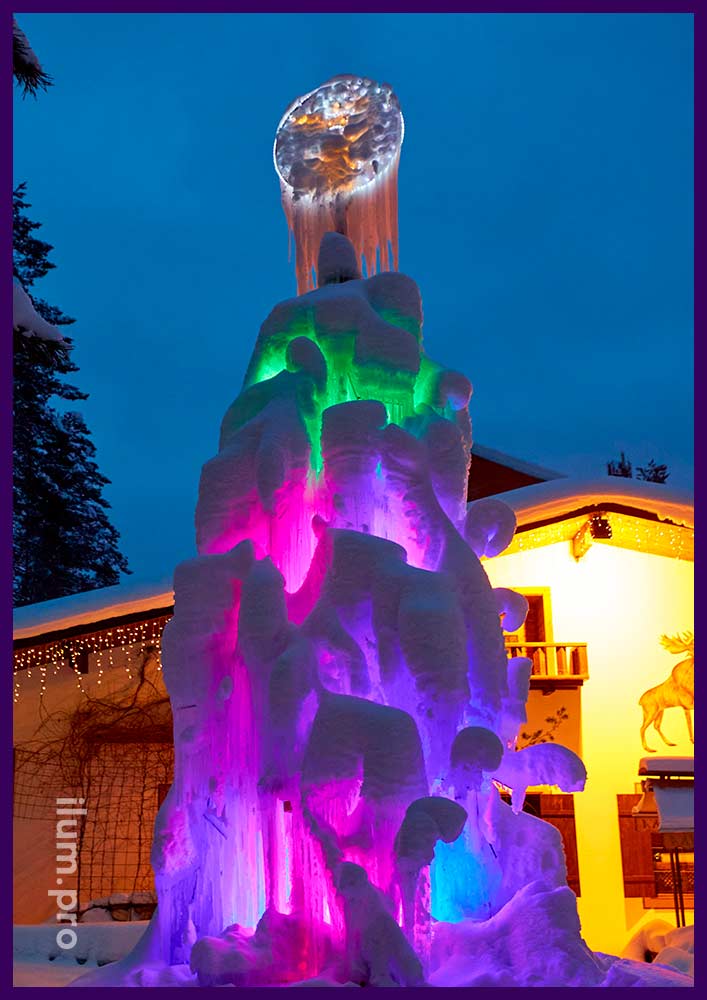 Необычная ёлка из льда и разноцветных прожекторов с защитой от осадков и мороза