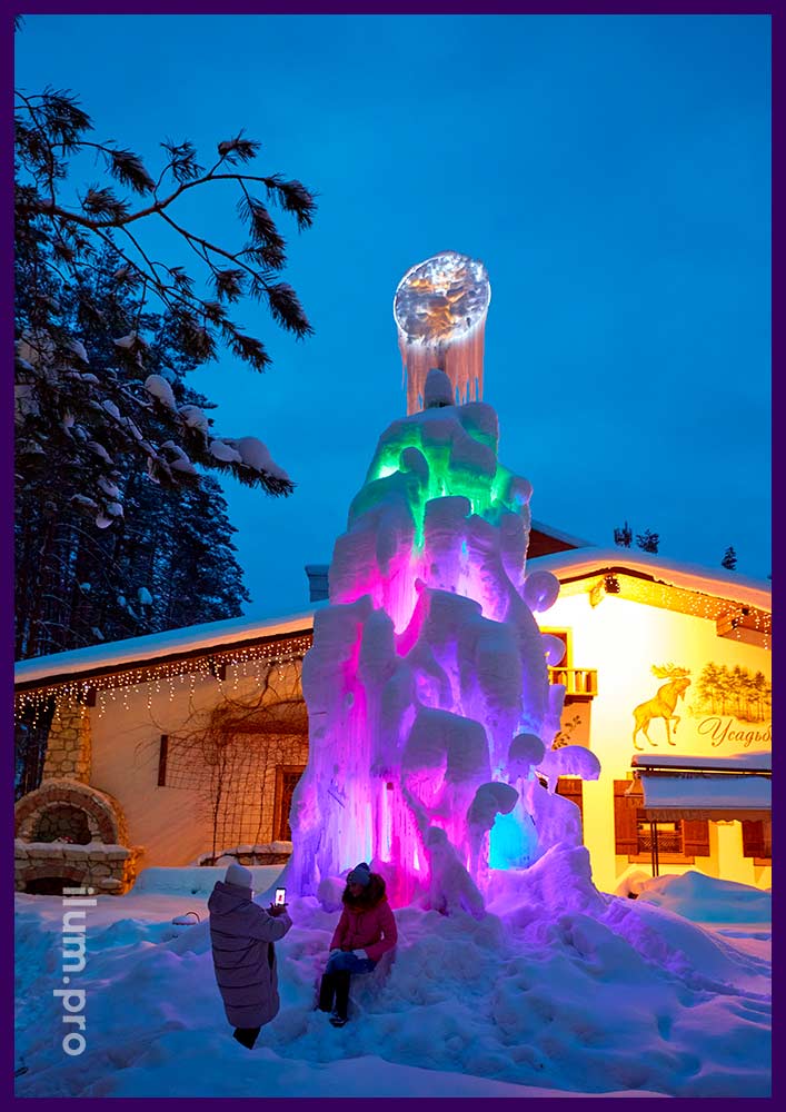 Ледяная ёлка с подсветкой разноцветными RGB прожекторами и металлическим каркасом