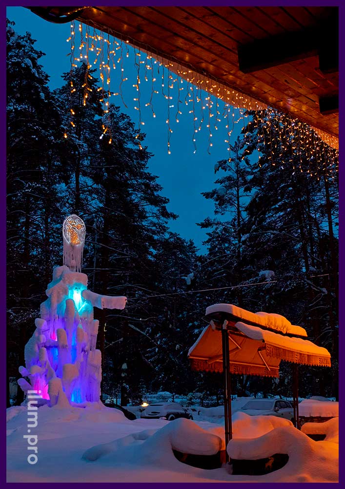 Новогодняя ёлка изо льда с подсветкой RGB прожекторами разных цветов