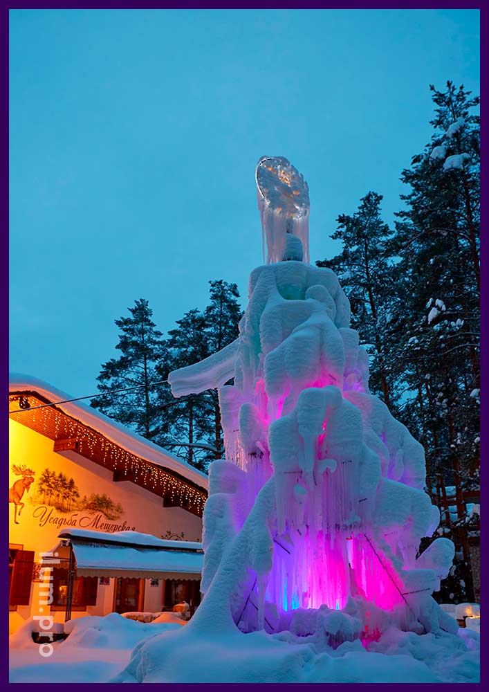 Новогодняя ёлка необычной формы - конструкция изо льда и разноцветных прожекторов