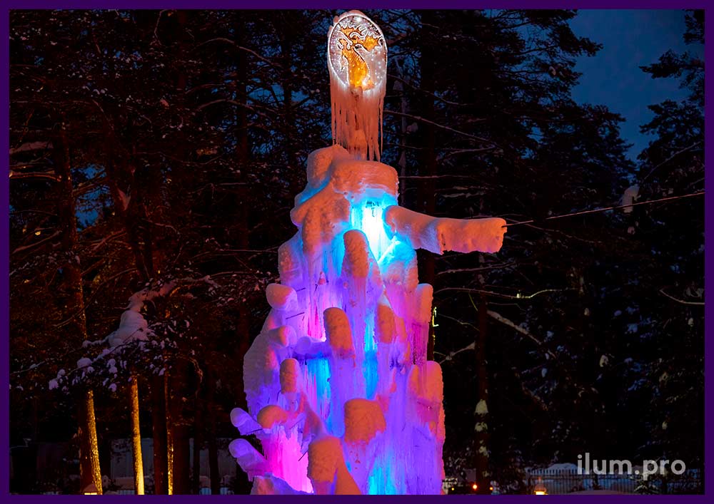 Стильная ёлка изо льда с подсветкой уличными RGB прожекторами