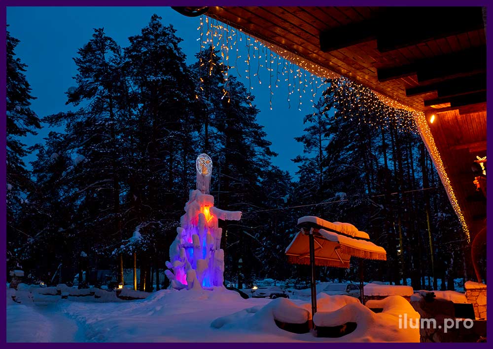 Ёлка из гирлянд и разноцветных прожекторов с поверхностью изо льда