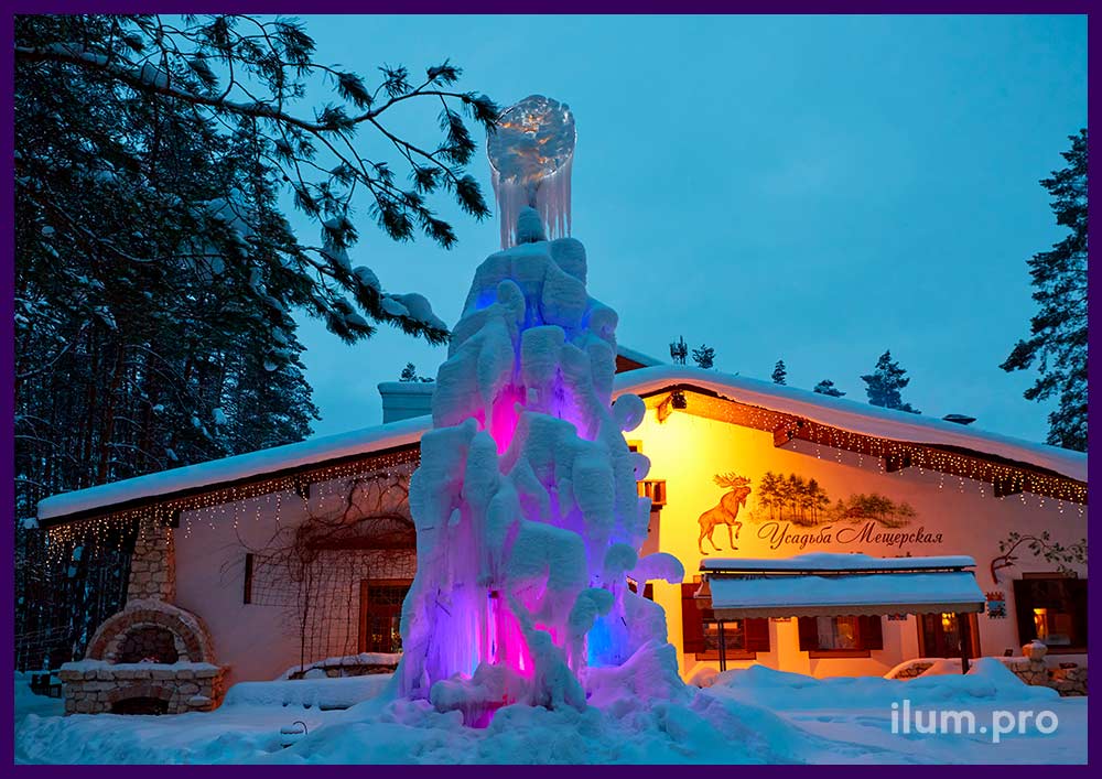 Ёлка ледяная - эффектное украшение парк-отеля с разноцветными прожекторами