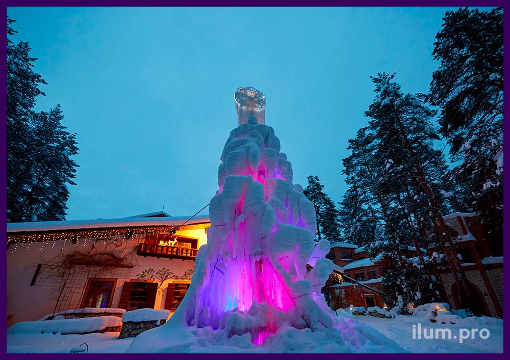 Ледяная новогодняя ёлка - эффектное украшения парк-отеля на Новый год