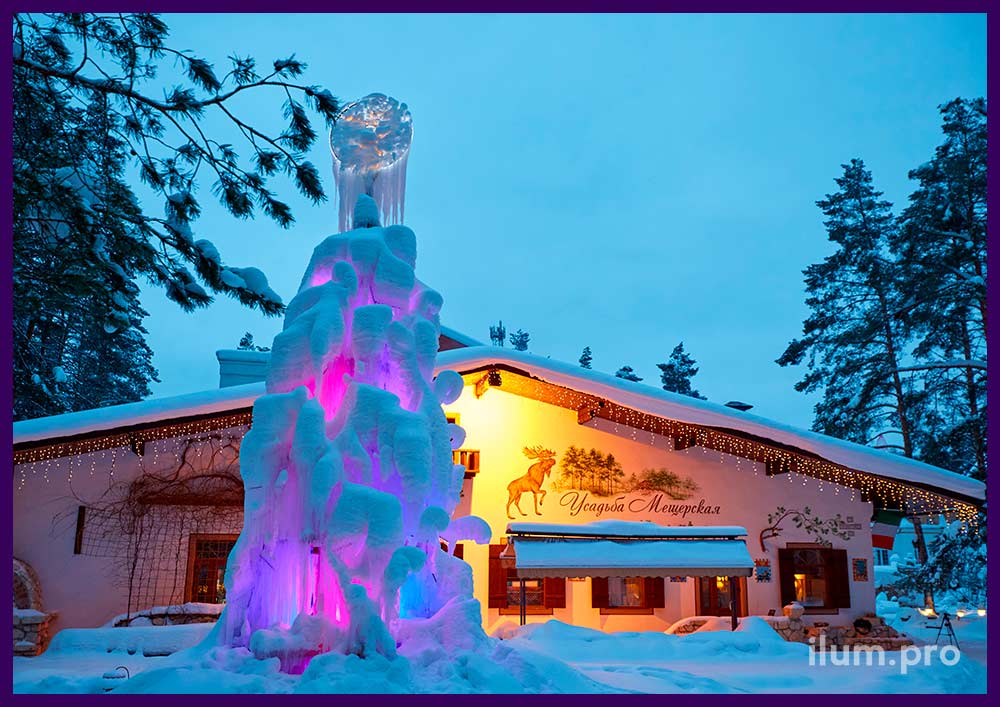 Ледяная ёлка с металлическим каркасом и разноцветными прожекторами