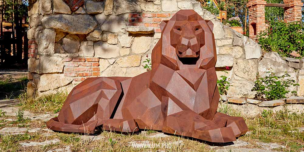 Полигональные львы из стали COR-TEN® в парк-отеле