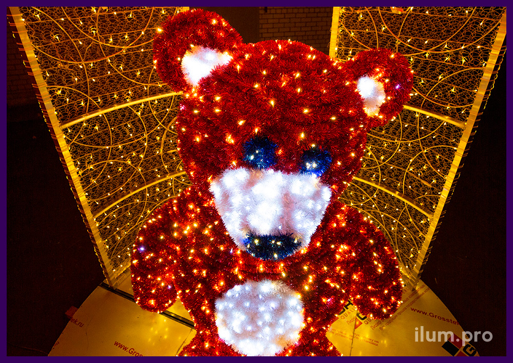 Новогодний медведь из мишуры и гирлянд на металлическом каркасе внутри подарка с подсветкой