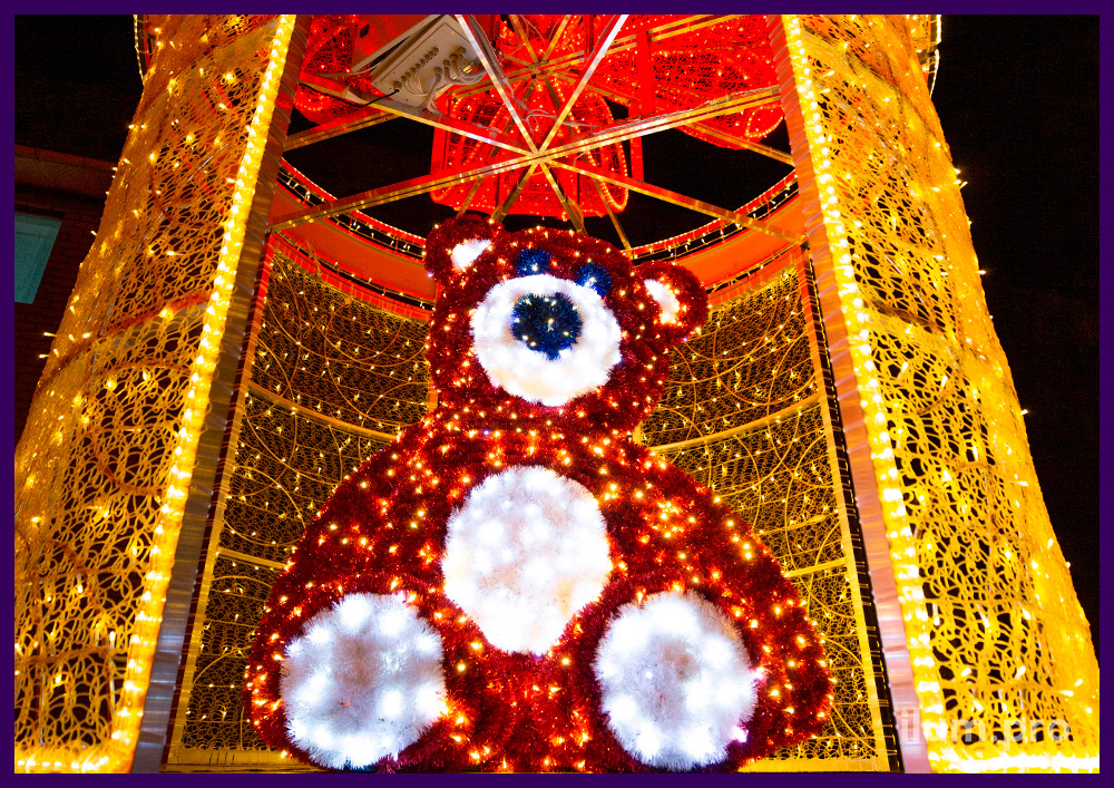Новогодние декорации с подарком и большим медведем из мишуры на металлическом каркасе