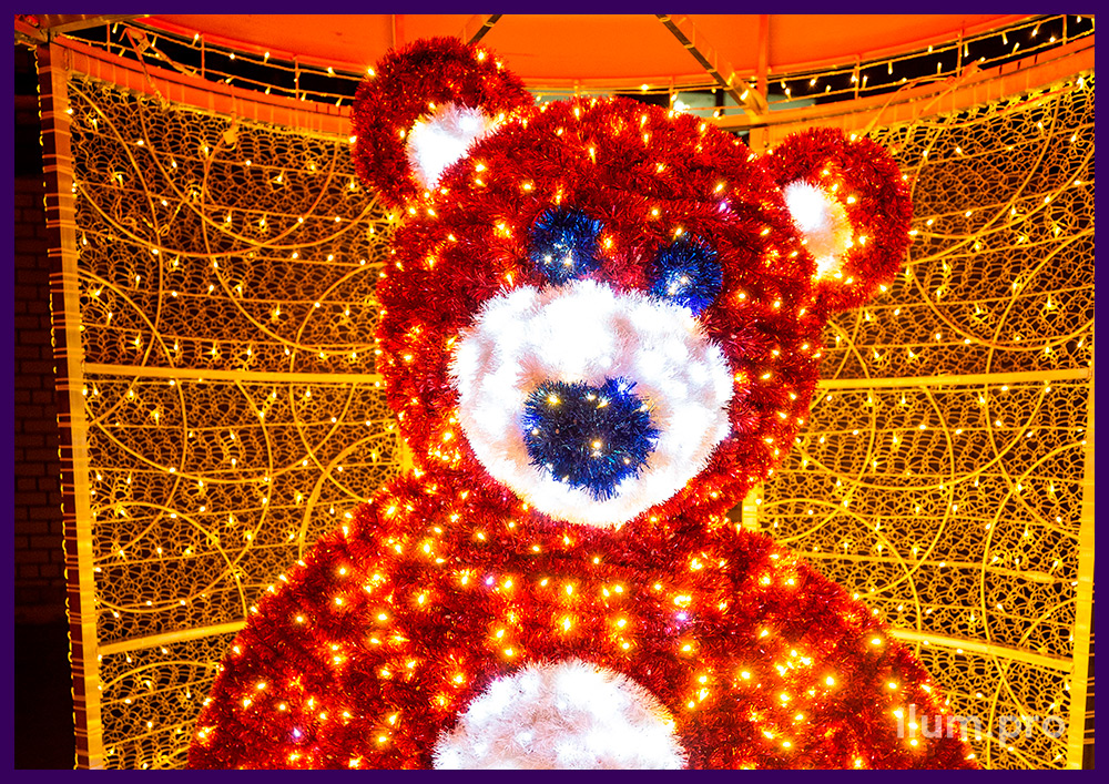 Разноцветный подарок с медведем из мишуры и гирлянд, бант из красной сетки ПВХ для улицы