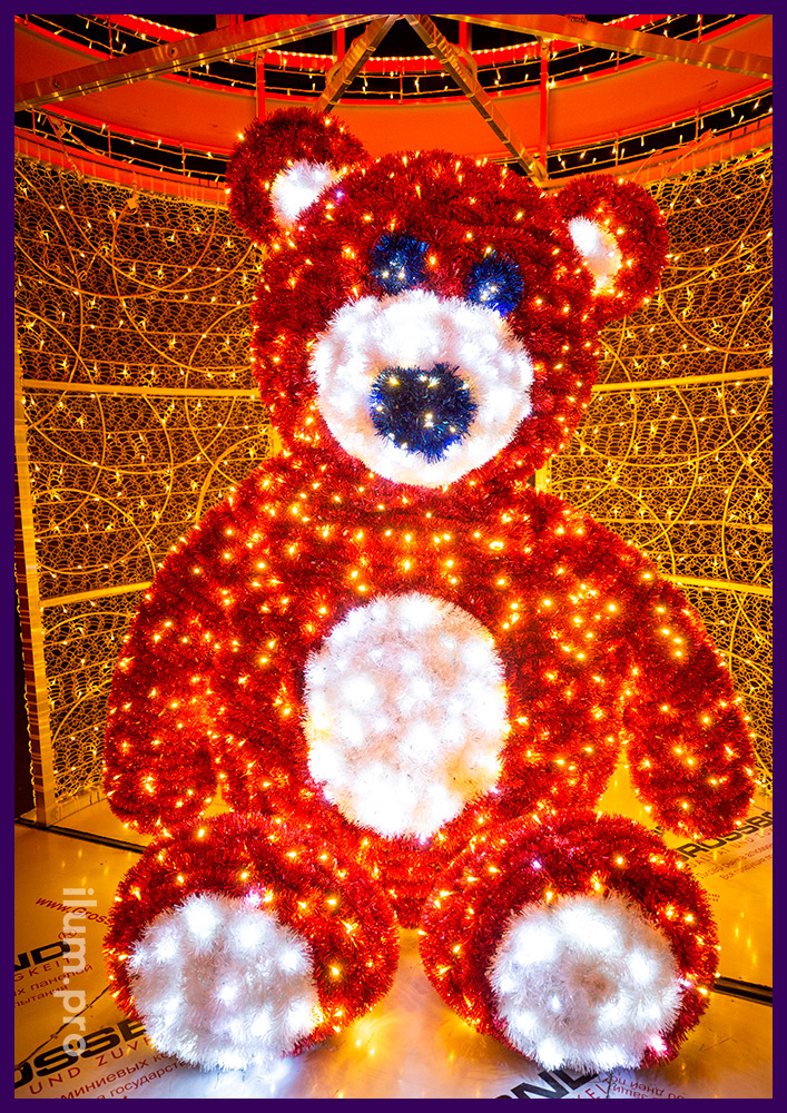 Новогодняя фотозона с пушистой мишурой и гирляндами для украшения улицы в форме медведя в подарке