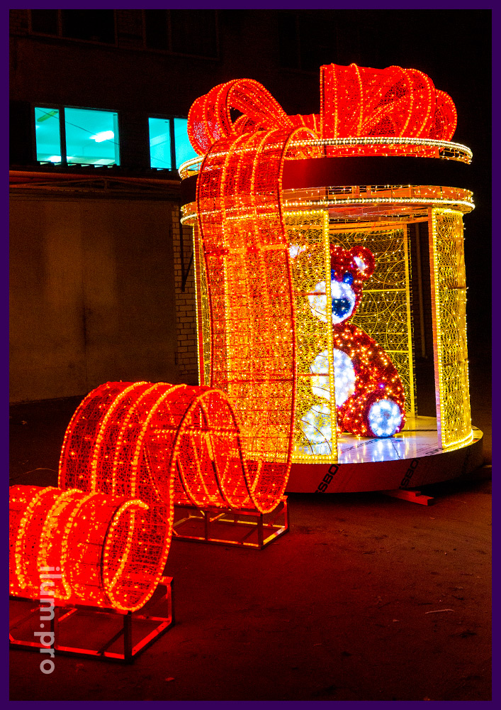Новогодние декорации в форме светящихся подарков с плюшевым медведем внутри