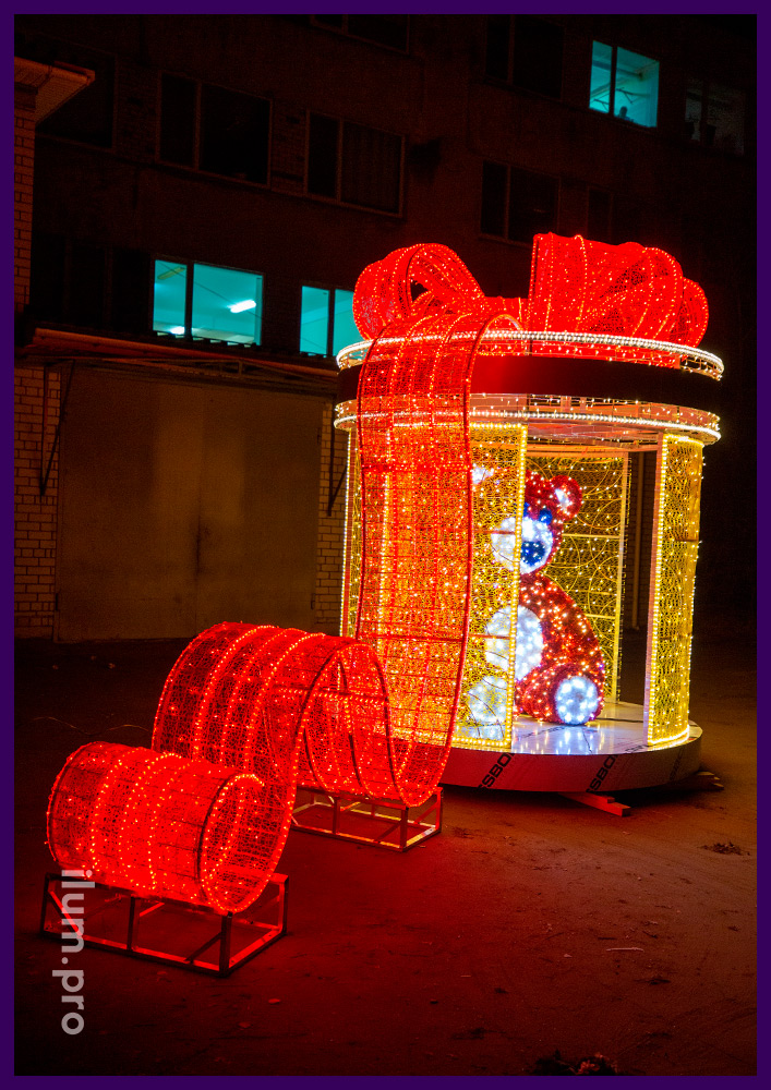 Коробка подарочная с красным бантом и медведем внутри - уличные декорации для украшения города с подсветкой
