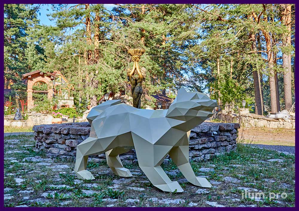 Собака бежевая металлическая в полигональном стиле - украшение парк-отеля скульптурами животных