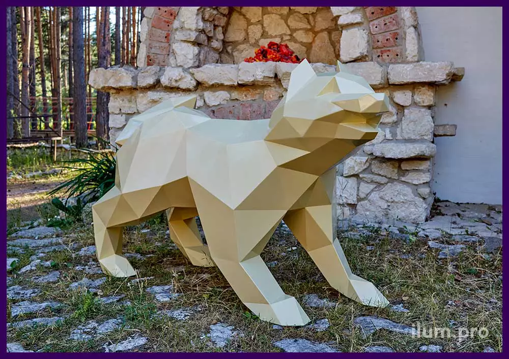Бежевая, полигональная собака из крашеной стали - необычный арт-объект для украшения территории