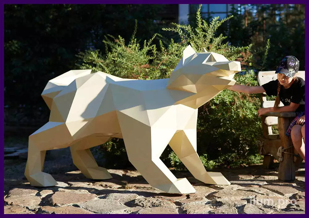 Собака полигональная бежевая - металлическая скульптура для украшения ландшафта парк-отеля