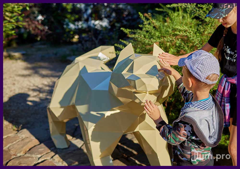 Собака бежевая в полигональном стиле с каркасом из крашеной стали - уличный арт-объект