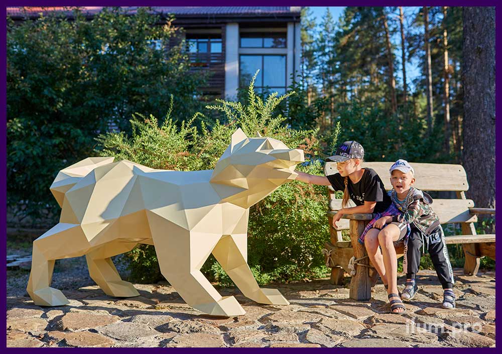 Собака бежевая металлическая в полигональном стиле - садово-парковая, ландшафтная скульптура