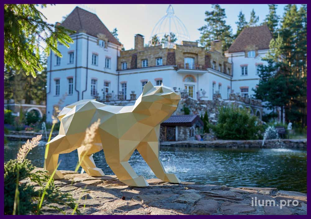 Бежевая собака в полигональном стиле - ландшафтная скульптура из крашеной стали