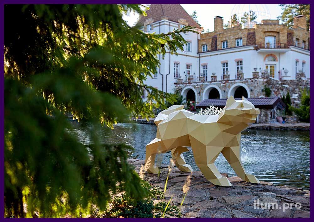 Бежевая собака в полигональном стиле - металлический арт-объект для украшения ландшафта парк-отеля