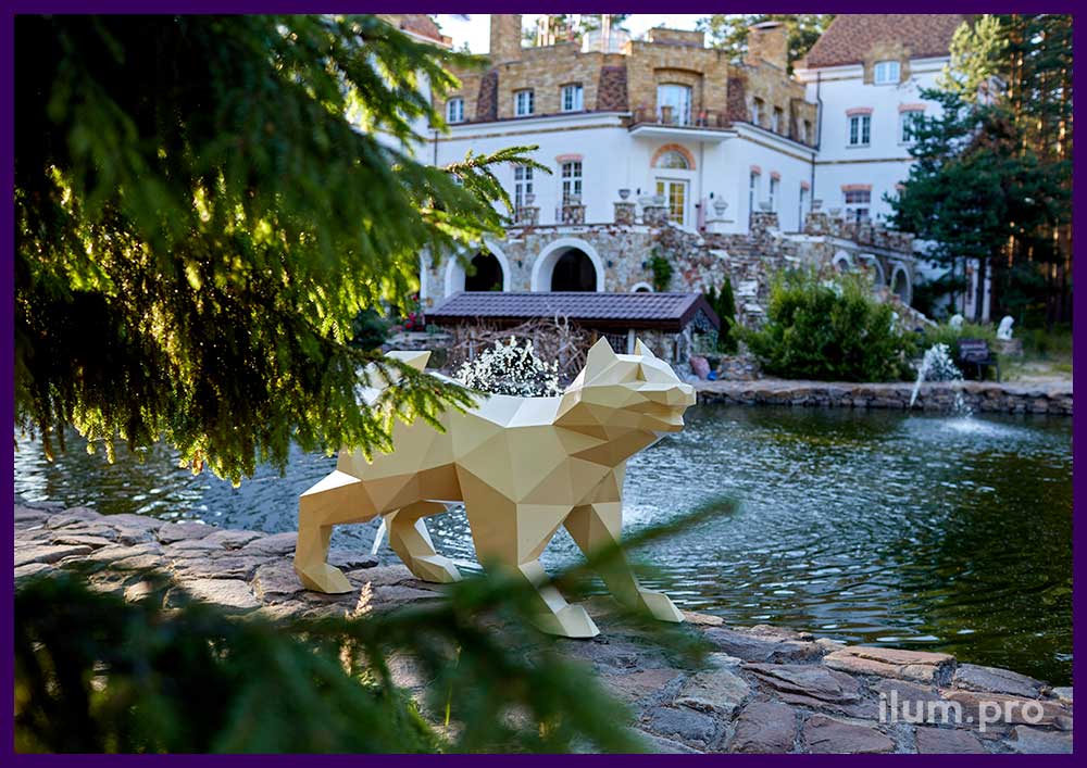 Бежевая собака из стали в полигональном стиле - фотозона для территории парк-отеля